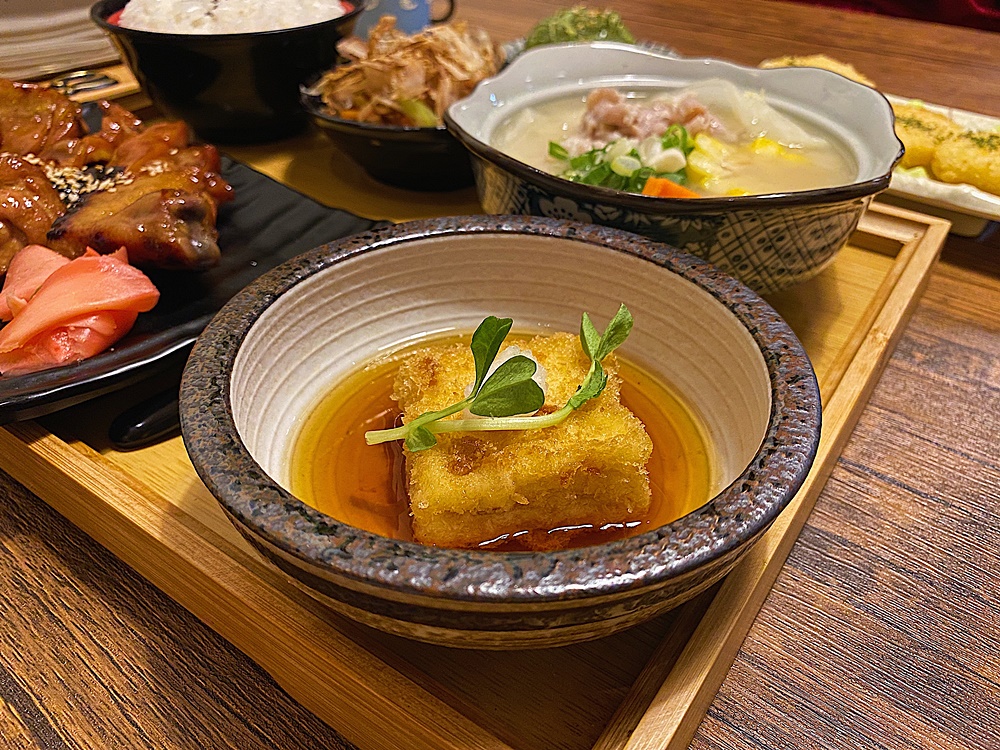【花蓮市區】幸福小煮日式居家料理┃經典午餐肉的搭配，找回日本旅遊印象的沖繩飯糰┃