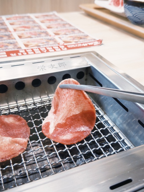 【花蓮市區】栄次郎個人燒肉plus+┃一個人也能享受燒肉的美好，必點油花逼人的松阪豬┃