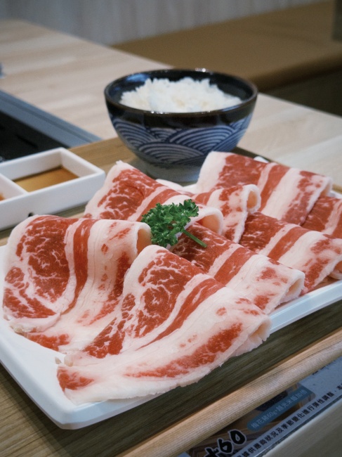 【花蓮市區】栄次郎個人燒肉plus+┃一個人也能享受燒肉的美好，必點油花逼人的松阪豬┃