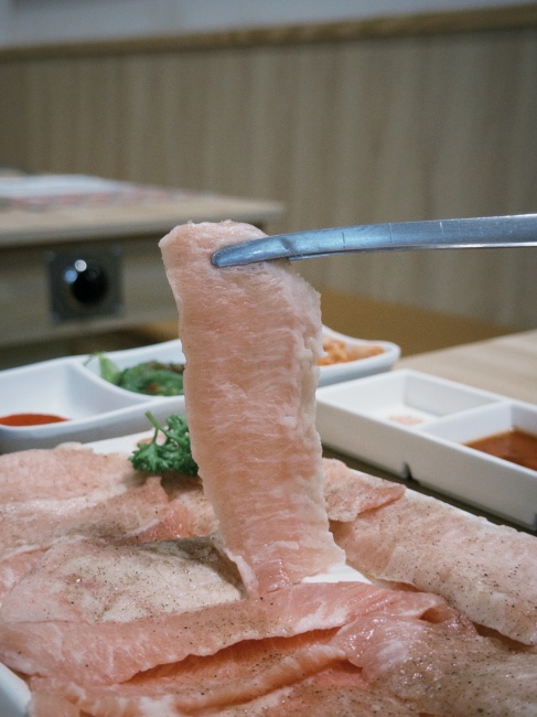 【花蓮市區】栄次郎個人燒肉plus+┃一個人也能享受燒肉的美好，必點油花逼人的松阪豬┃