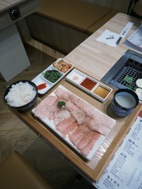 【花蓮市區】栄次郎個人燒肉plus+┃一個人也能享受燒肉的美好，必點油花逼人的松阪豬┃