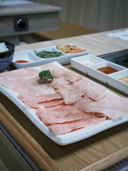 【花蓮市區】栄次郎個人燒肉plus+┃一個人也能享受燒肉的美好，必點油花逼人的松阪豬┃