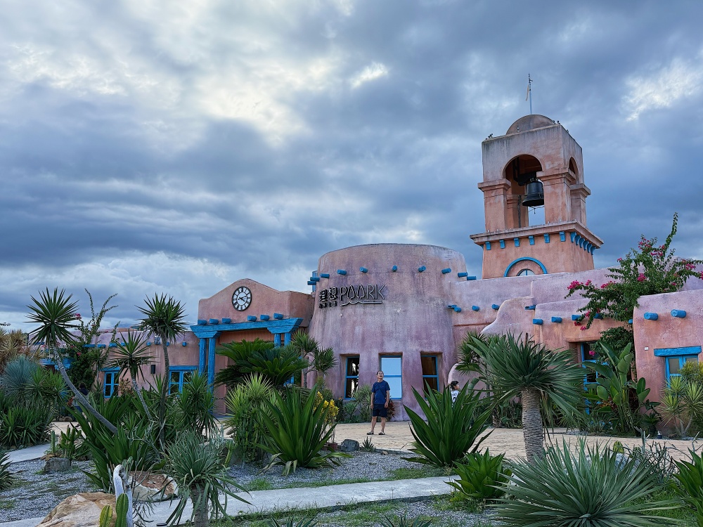 【花蓮遊記】7-ELEVEN 花蓮理想門市┃全台最美星巴克就在旁邊，摩洛哥風格的最佳休憩點┃