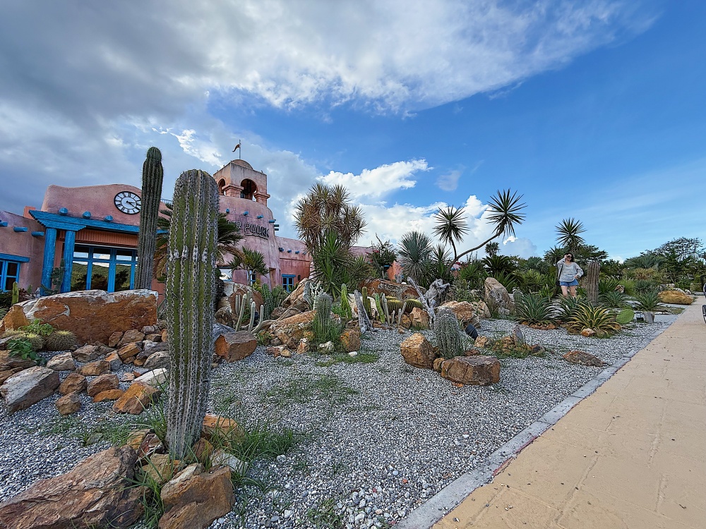 【花蓮遊記】7-ELEVEN 花蓮理想門市┃全台最美星巴克就在旁邊，摩洛哥風格的最佳休憩點┃