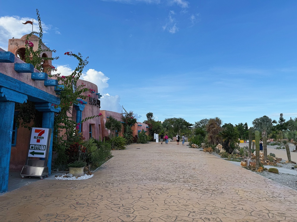 【花蓮遊記】7-ELEVEN 花蓮理想門市┃全台最美星巴克就在旁邊，摩洛哥風格的最佳休憩點┃