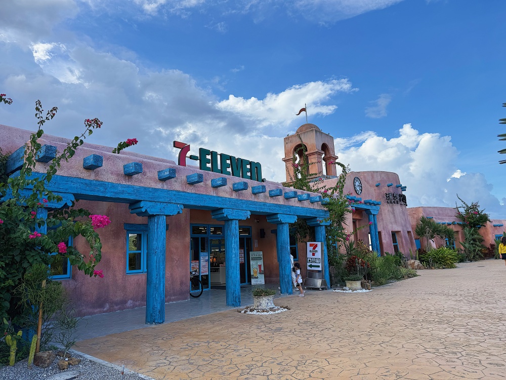【花蓮遊記】7-ELEVEN 花蓮理想門市┃全台最美星巴克就在旁邊，摩洛哥風格的最佳休憩點┃