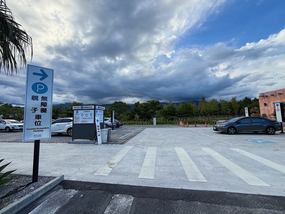 【花蓮遊記】7-ELEVEN 花蓮理想門市┃全台最美星巴克就在旁邊，摩洛哥風格的最佳休憩點┃