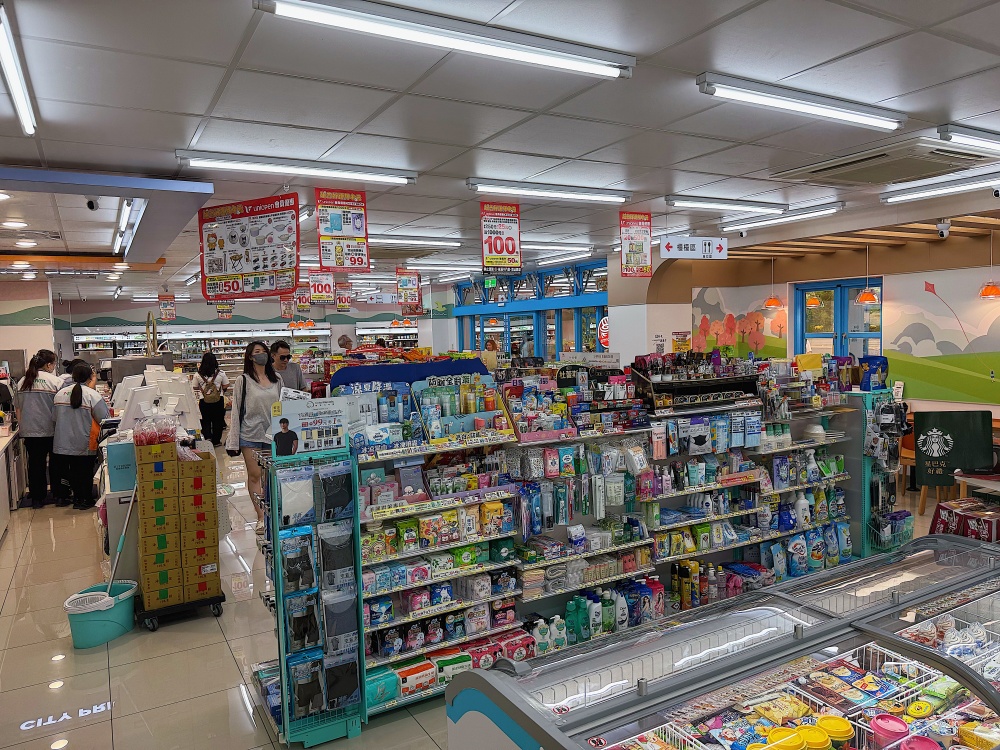 【花蓮遊記】7-ELEVEN 花蓮理想門市┃全台最美星巴克就在旁邊，摩洛哥風格的最佳休憩點┃