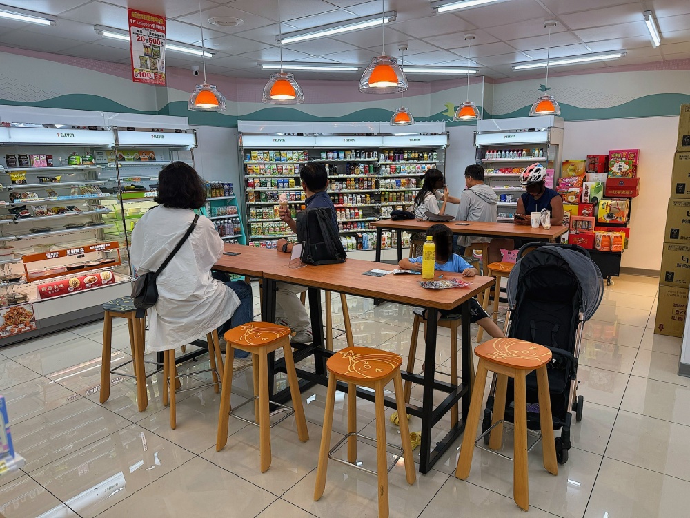 【花蓮遊記】7-ELEVEN 花蓮理想門市┃全台最美星巴克就在旁邊，摩洛哥風格的最佳休憩點┃
