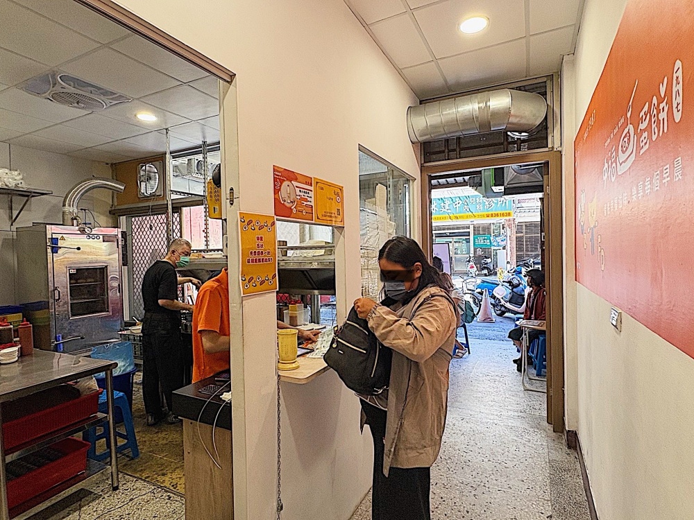 【花蓮市區】中福蛋餅┃在地飄香近40年的無名早餐，必吃古早味的粉漿蛋餅┃