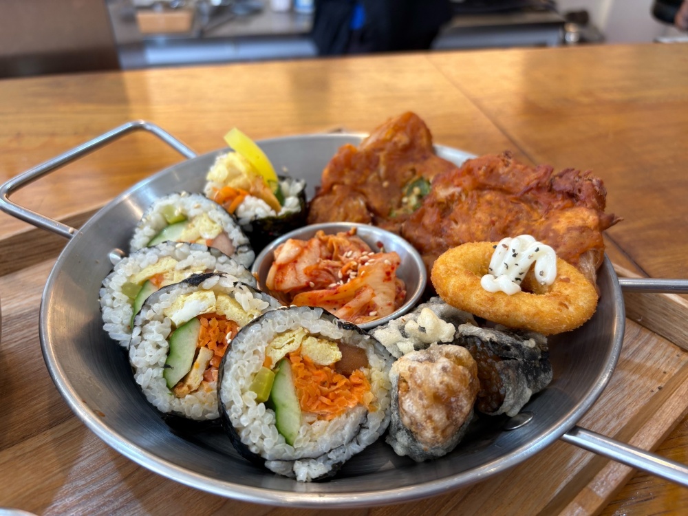 【花蓮市區】韓粿蔬食┃從飯捲到辣炒年糕,隱身巷弄的素食驚喜┃ 【花蓮市區】韓粿蔬食┃從飯捲到辣炒年糕,隱身巷弄的素食驚喜┃