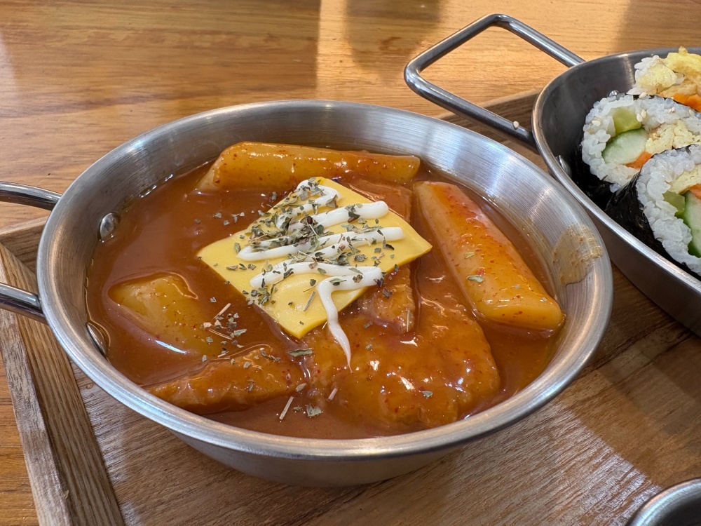 【花蓮市區】韓粿蔬食┃從飯捲到辣炒年糕，隱身巷弄的素食驚喜┃