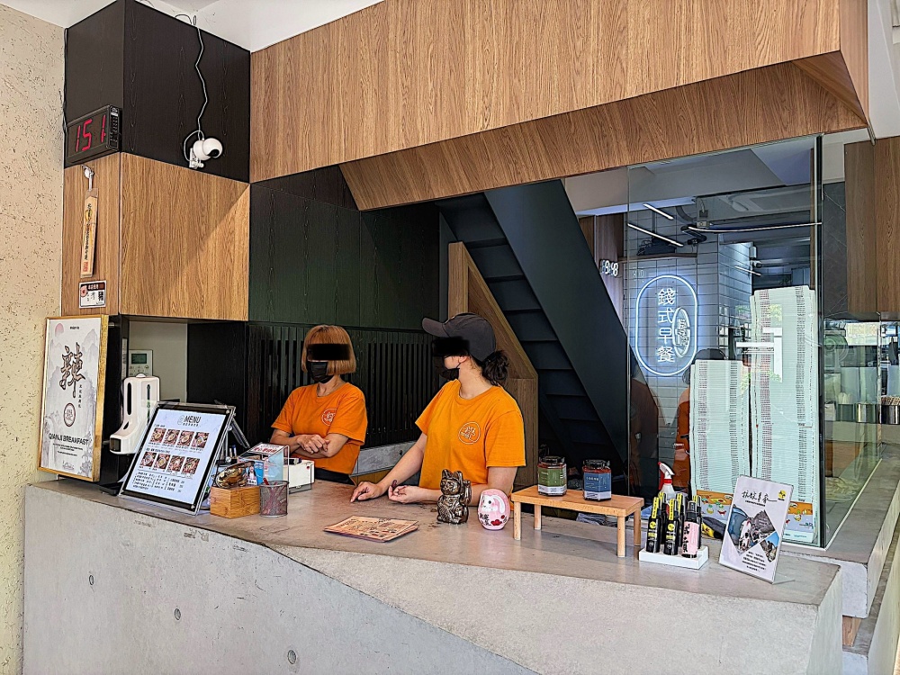 【花蓮市區】錢記早餐┃就是要這樣吃，半熟蛋、綜合麵和辣菜圃的黃金組合┃