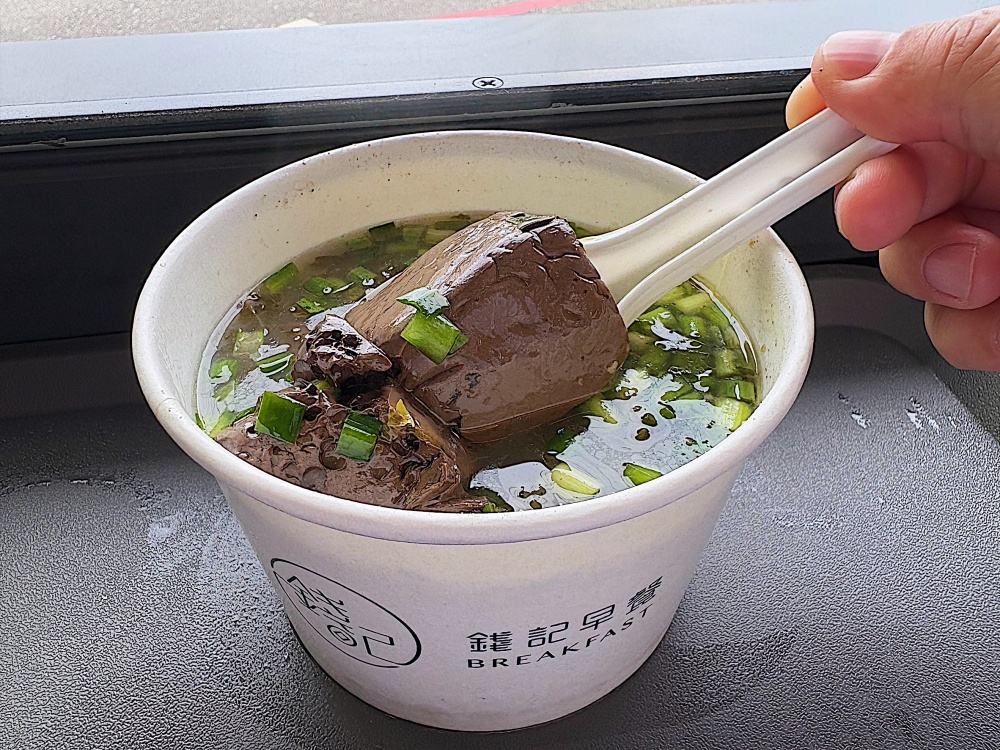 【花蓮市區】錢記早餐┃就是要這樣吃，半熟蛋、綜合麵和辣菜圃的黃金組合┃