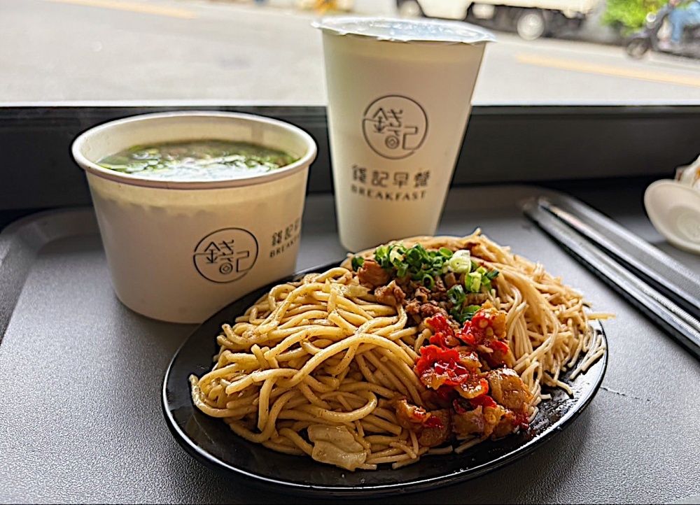 【花蓮市區】錢記早餐┃就是要這樣吃,半熟蛋、綜合麵和辣菜圃的黃金組合┃ 【花蓮市區】錢記早餐┃就是要這樣吃,半熟蛋、綜合麵和辣菜圃的黃金組合┃
